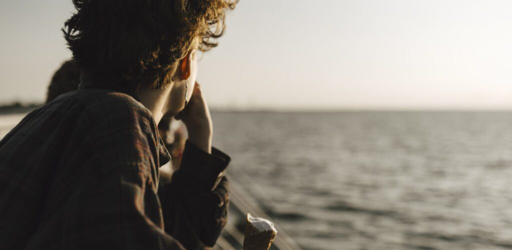 Pojke som ser ut över havet