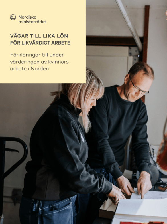 Omslag till Förklaringar till undervärderingen av kvinnors arbete i Norden. Två personer studerar ett dokument på ett skrivbord.